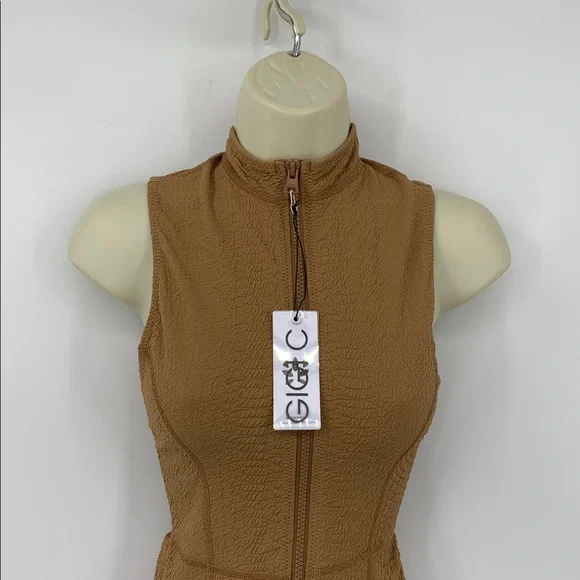 GIGI C Keelan romper textured camel tan zipper stretch keyhole activewear new L - Picture 2 of 5